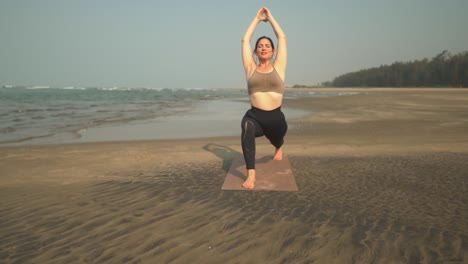 女人在海灘上做瑜伽運動