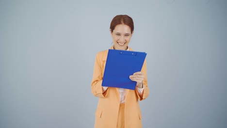 la mujer de negocios se regocija.