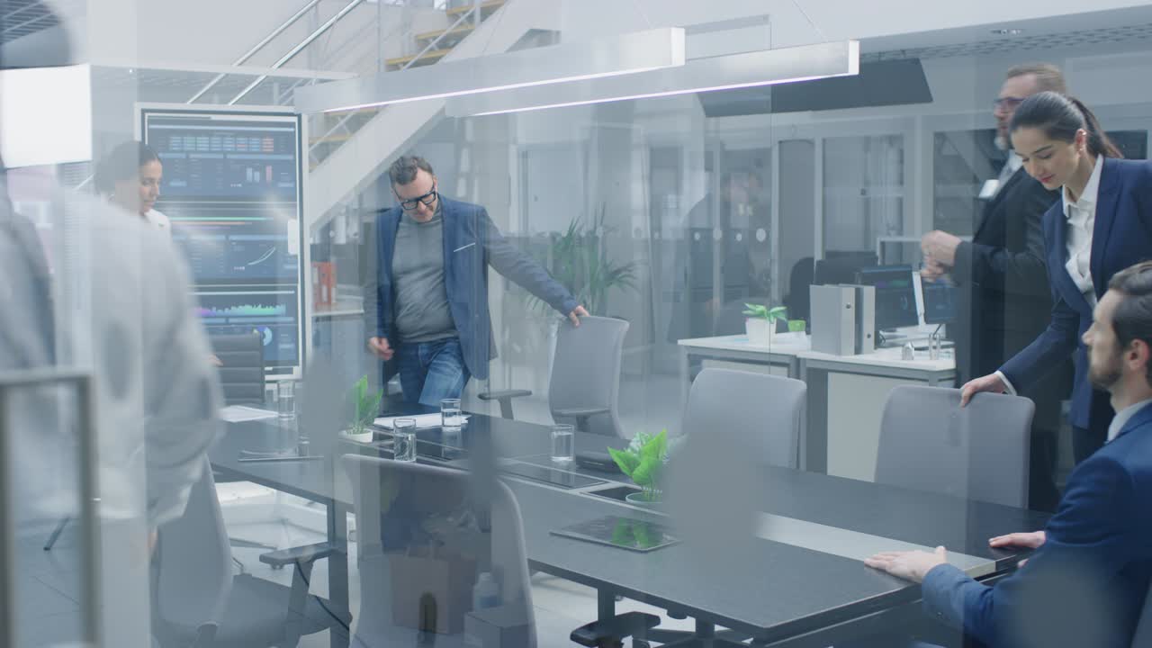 컨퍼런스 에 들어가는 경영자, 변호사, ceo, 사업가, 투자자 팀은 비즈니스 기회, 회사 성장 계획 및 협상 전략을 논의하기 위해 테이블에 모입니다.