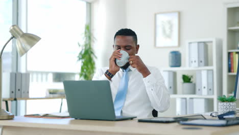 negocios, computadora portátil y hombre negro con café