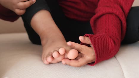un bebé está jugando con sus dedos de los pies