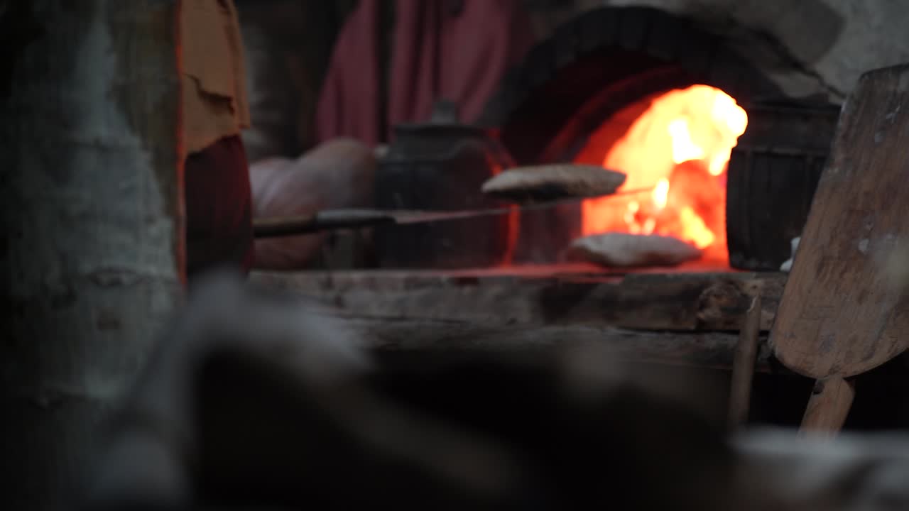 horno de pan entorno tradicional, los panes simit se hornean sobre una llama abierta, antiguo ambiente de la aldea medieval