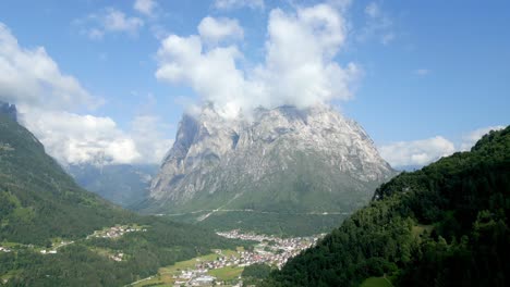 impresionantes altas montañas con nubes en los alpes italianos de agordo