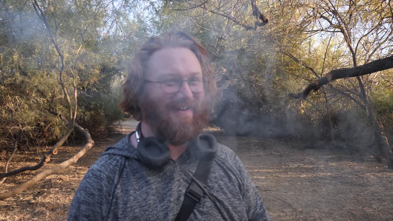 hombre de pelo rojo vaping y riendo