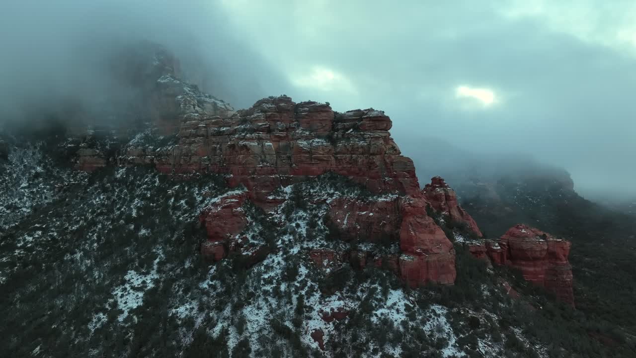 rocas rojas de sedona en el paisaje de nieve con cielo nublado en arizona, ee.uu.