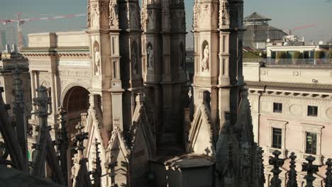 미란 대성당을 장식하는 성도와 순교자 조각품 (duomo di milano)