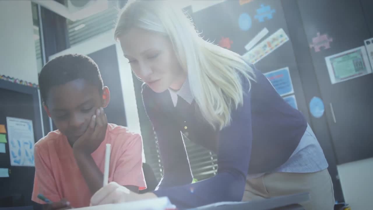 maestro explicando el ejercicio a un escolar