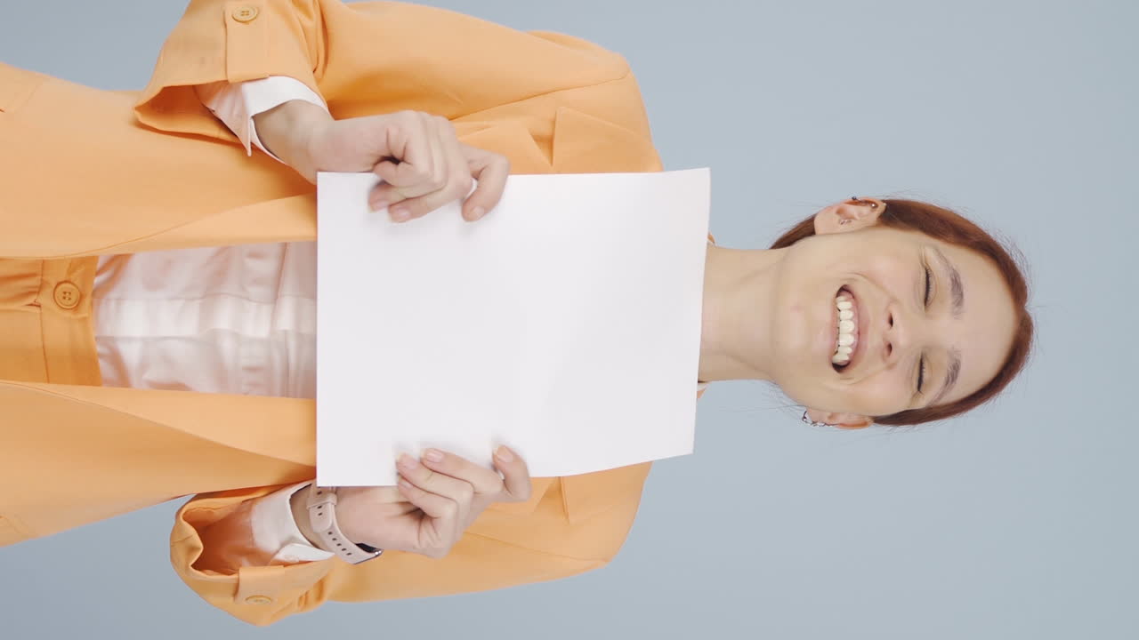 vídeo vertical de mujer de negocios mira el documento en su mano y se alegra.