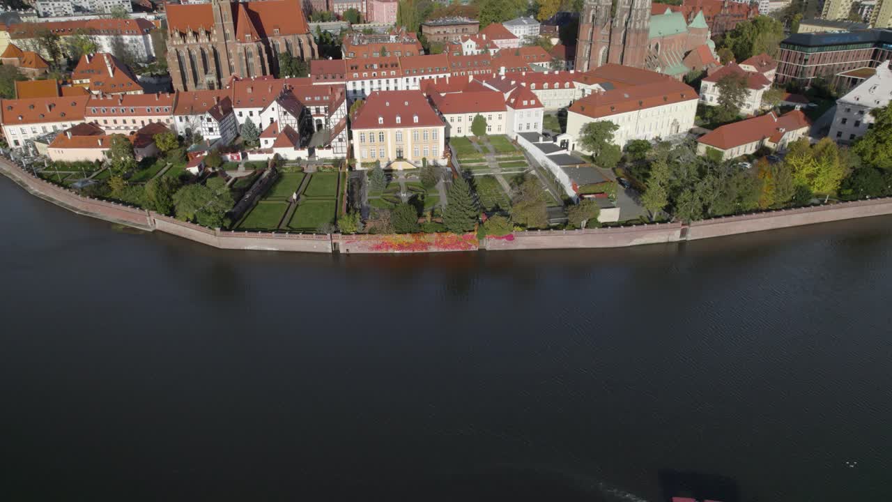 histórica orilla este en wroclaw hacia la isla de arena sobre grandes jardines ornamentales