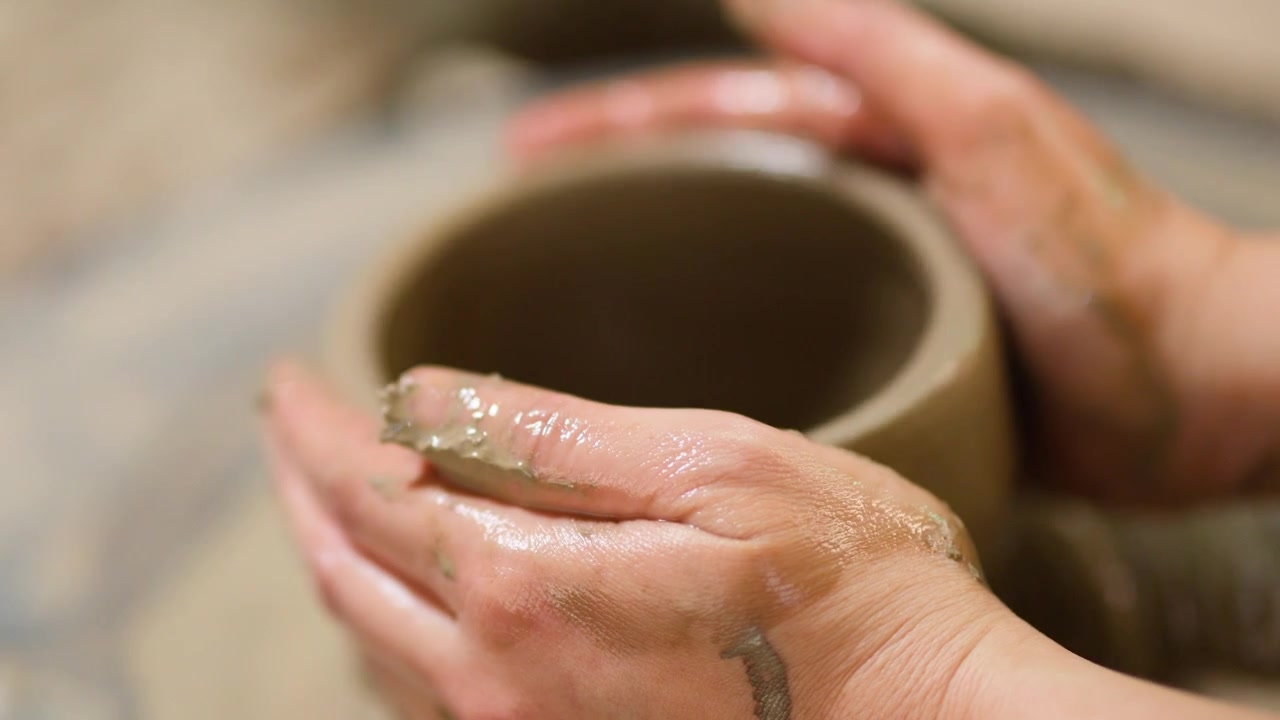 Artigiano modella un vaso di argilla bagnata su un tornio a Nonthaburi, Thailandia