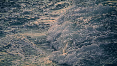 Océano-Arremolinado-Espumando-En-El-Primer-Plano-De-La-Naturaleza-De-La-Mañana.-Olas-Rompiendo-En-La-Costa