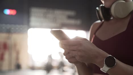 mujer usando el teléfono en el gimnasio