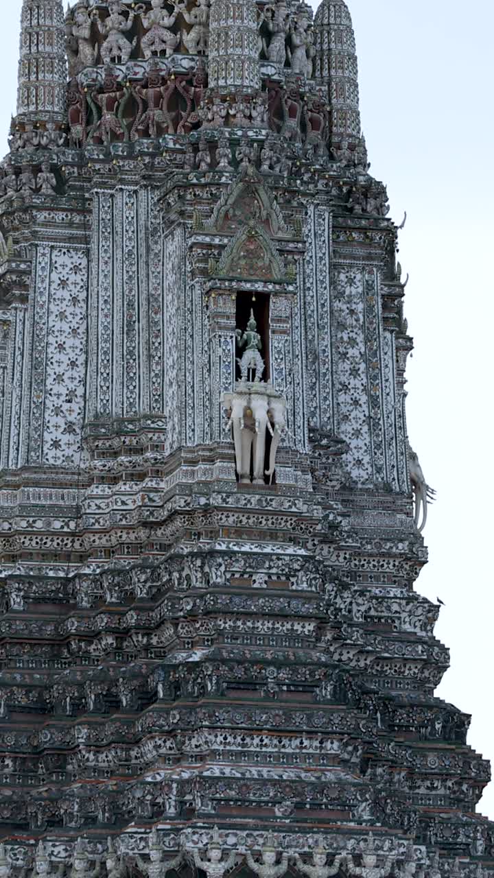Tempio Wat Arun con uccelli che volano intorno