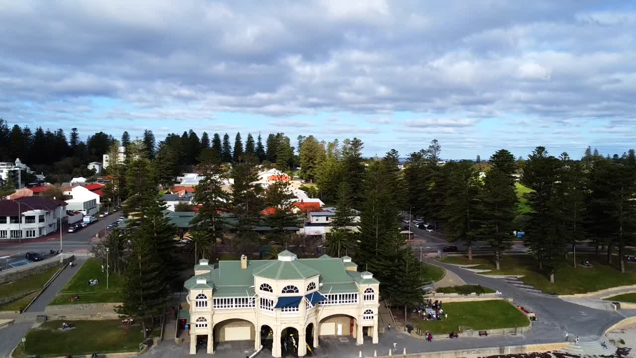 amplio descenso aéreo sobre la playa de cottesloe y la casa de té de indiana en perth, wa