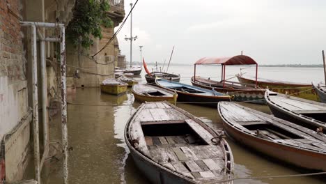 Bootsfahrt-Bei-Sonnenaufgang-Auf-Dem-Ganges