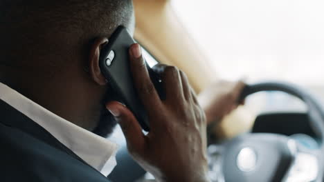 Vista-Posterior-Del-Hombre-Africano-Hablando-Por-Teléfono-En-El-Coche.-Hombre-Sentado-Detrás-Del-Volante