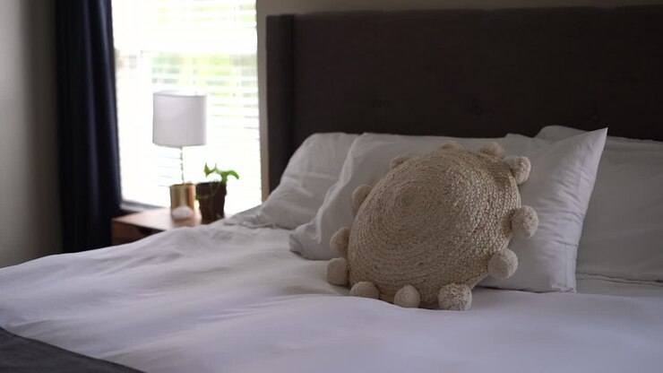 Letto comodo in una stanza elegante e moderna - senza persone