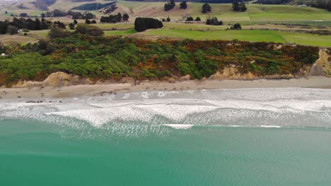 Moeraki-Boulders-on-East-Coast,-New-Zealand