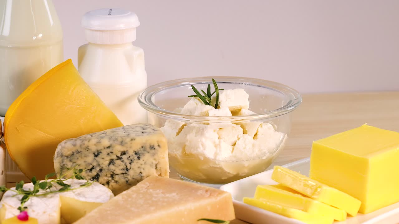 различные молочные продукты на белом фоне