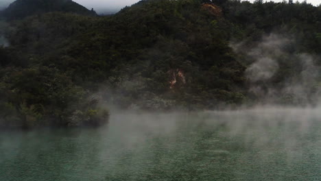 Vuelo-Lento-Sobre-Humeante-Estanque-Geotérmico-En-La-Región-Volcánica-De-Nueva-Zelanda,-Isla-Norte