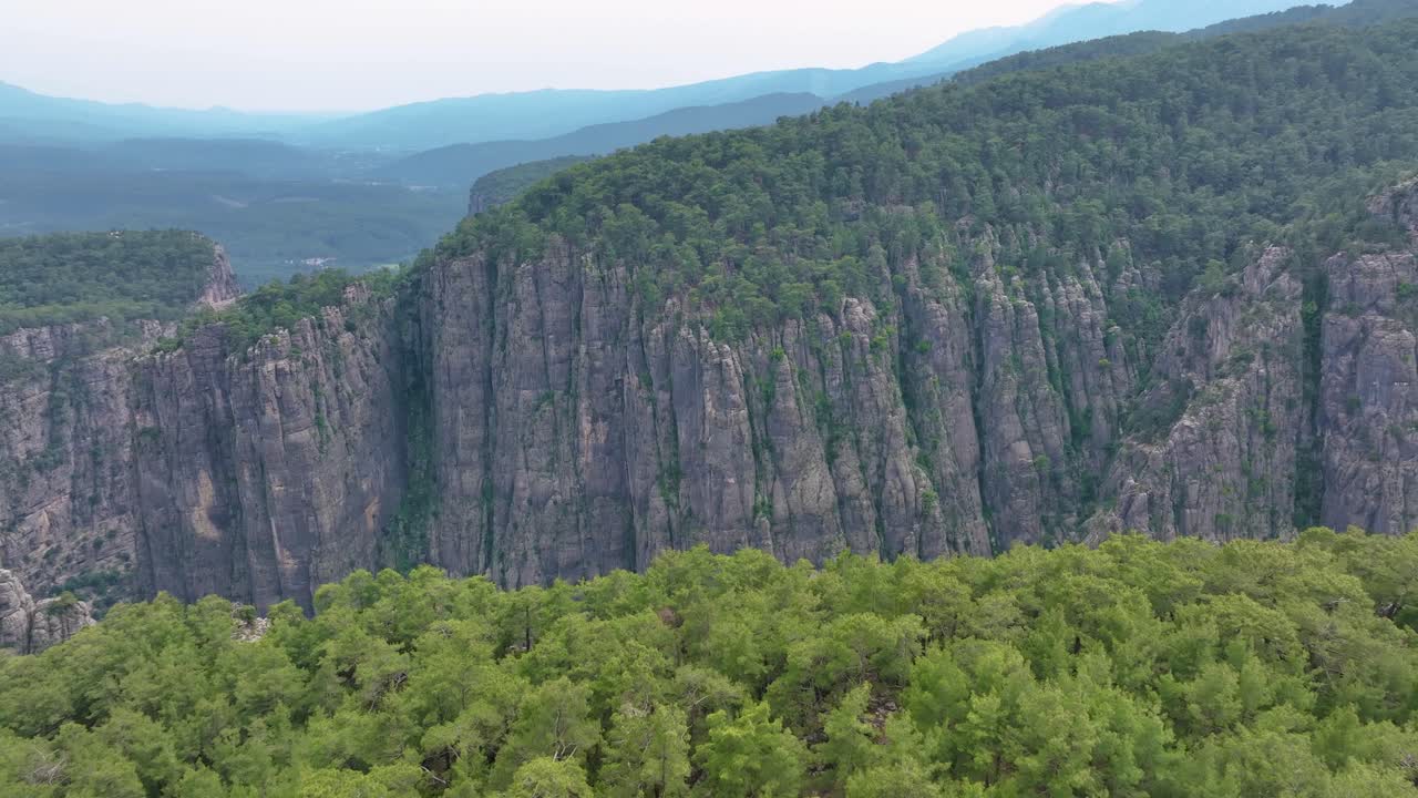 vista aérea de un valle montañoso con acantilados escarpados y bosques