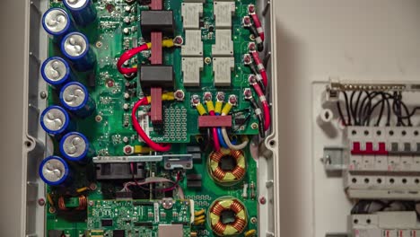 vista de la caja de empalmes del panel solar de pcb abierta junto a la caja de fusibles
