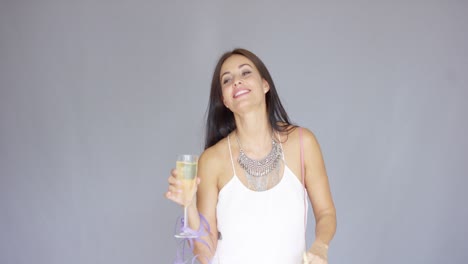 una joven feliz festejando el año nuevo.