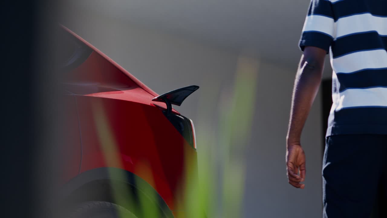 hombre cargando un coche eléctrico