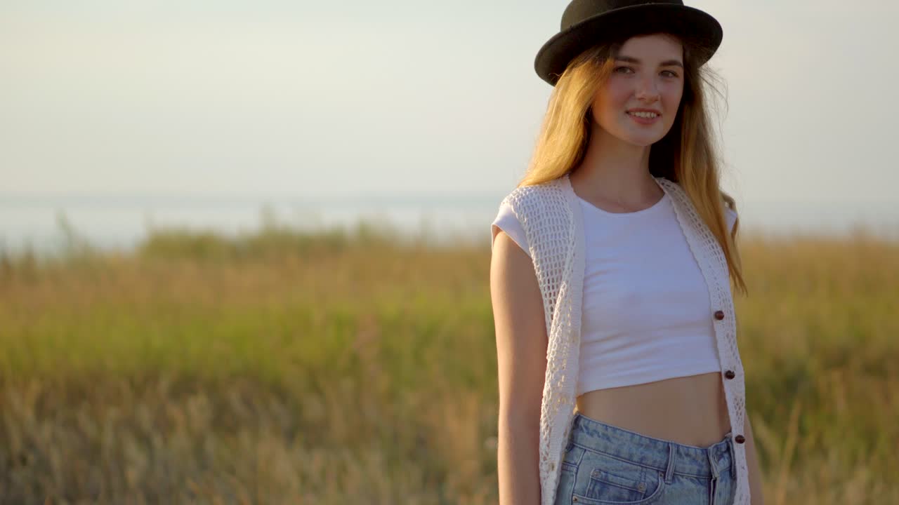 mujer en un campo al atardecer