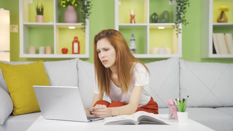 Als-Die-Junge-Frau-Ihr-Scheitern-Auf-Dem-Laptop-Sieht,-Ist-Sie-Frustriert-Und-Verärgert.