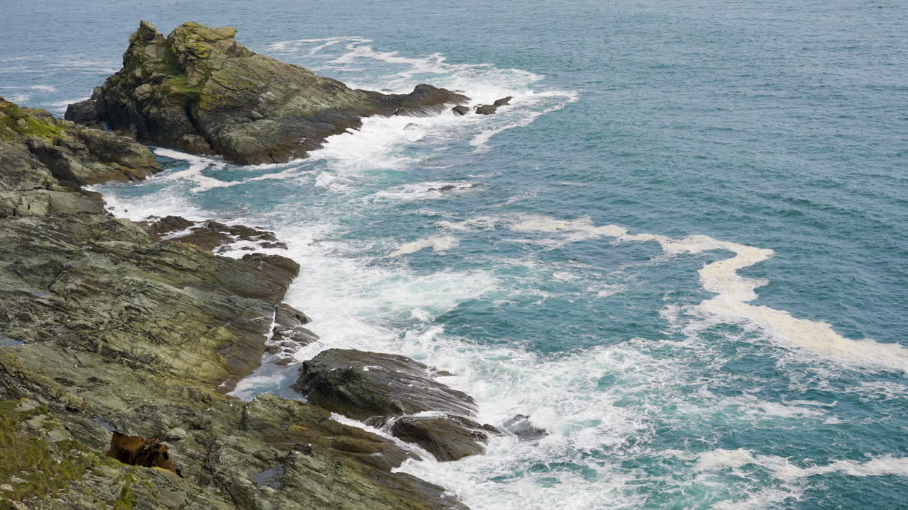 costa rocosa con olas