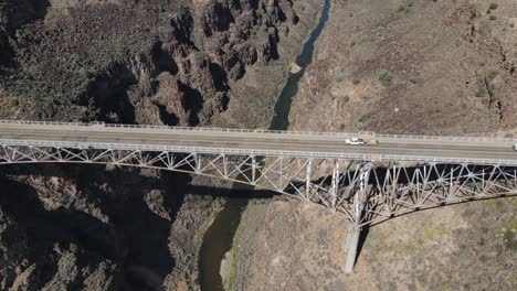 Video-De-Dron-De-4k-Del-Vehículo-Que-Conduce-Sobre-El-Puente-Del-Desfiladero-Del-Río-Grande-En-Nuevo-México