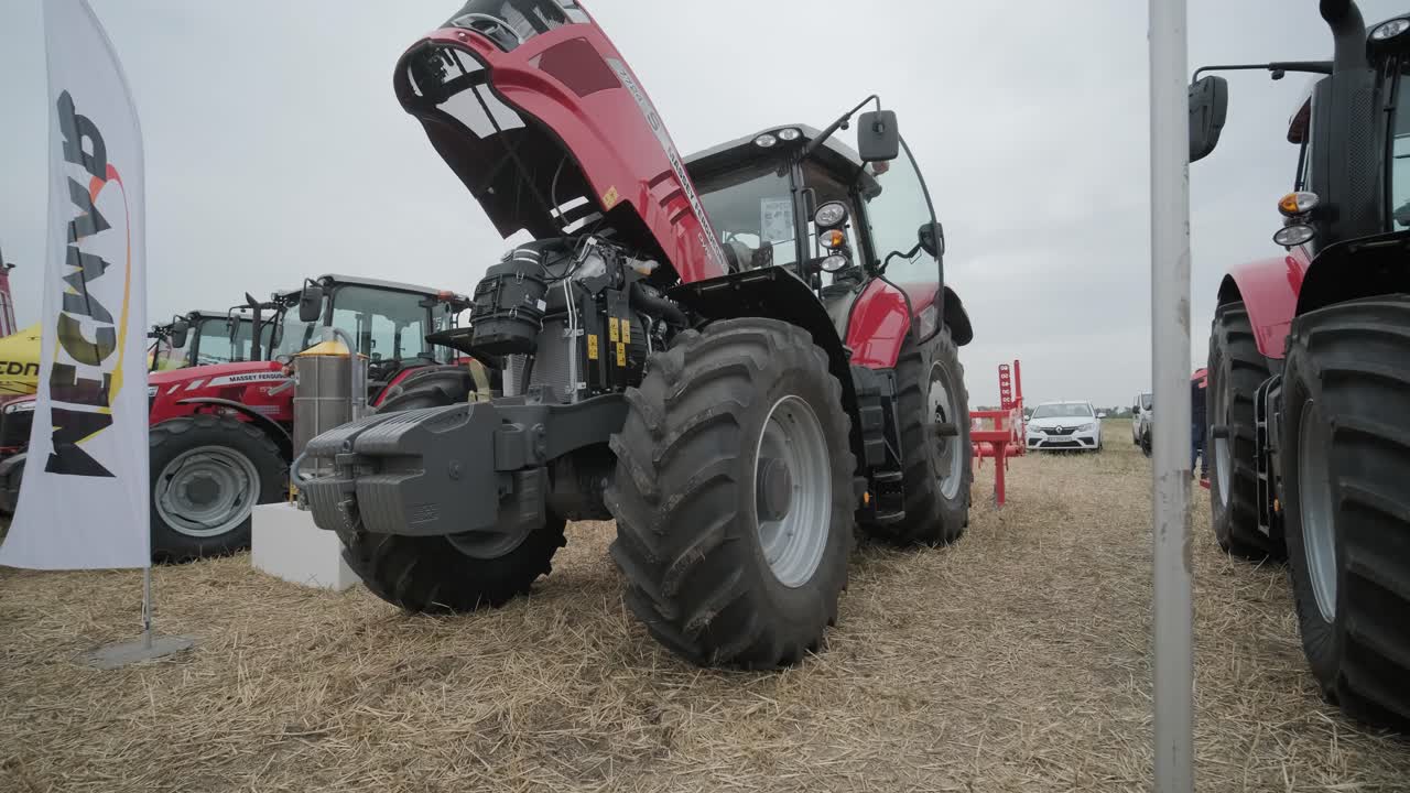 전시회에서 농업 기계의 시연. 트랙터는 현장에서 작동하여 그들의 능력과 성능을 전시합니다.