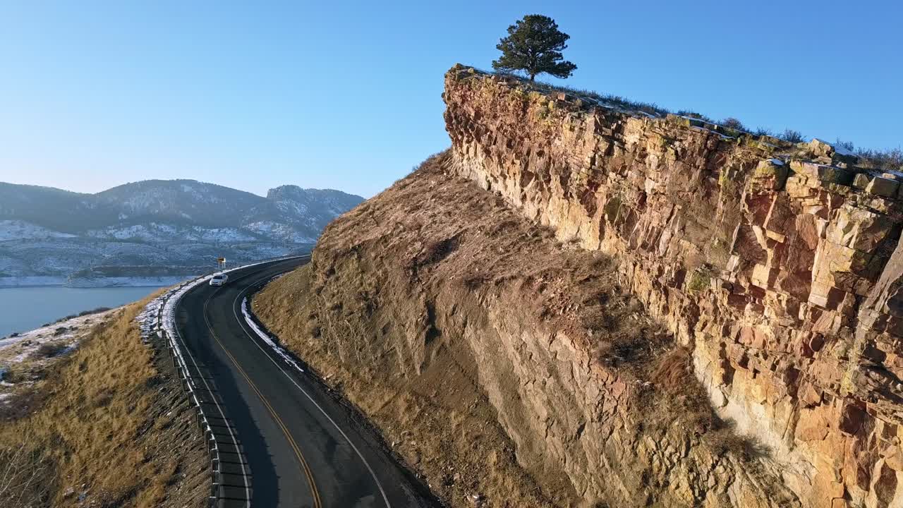 una carretera escénica sobre el embalse de dientes de caballo en el sur del condado de larimer, colorado