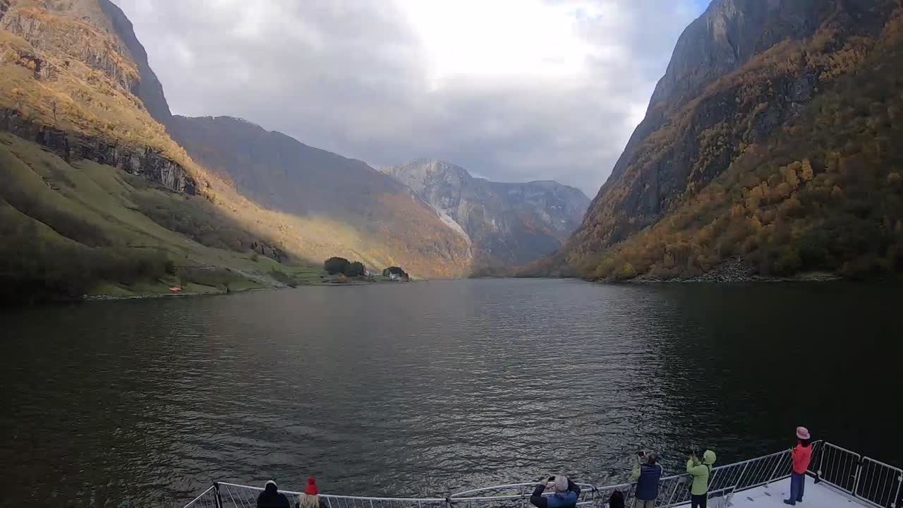 노르웨이 피요르드를 항해하는 배에서 타임랩스