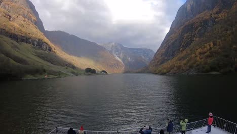 Timelaspe-Desde-Un-Barco-Navegando-Por-Los-Fiordos-Noruegos