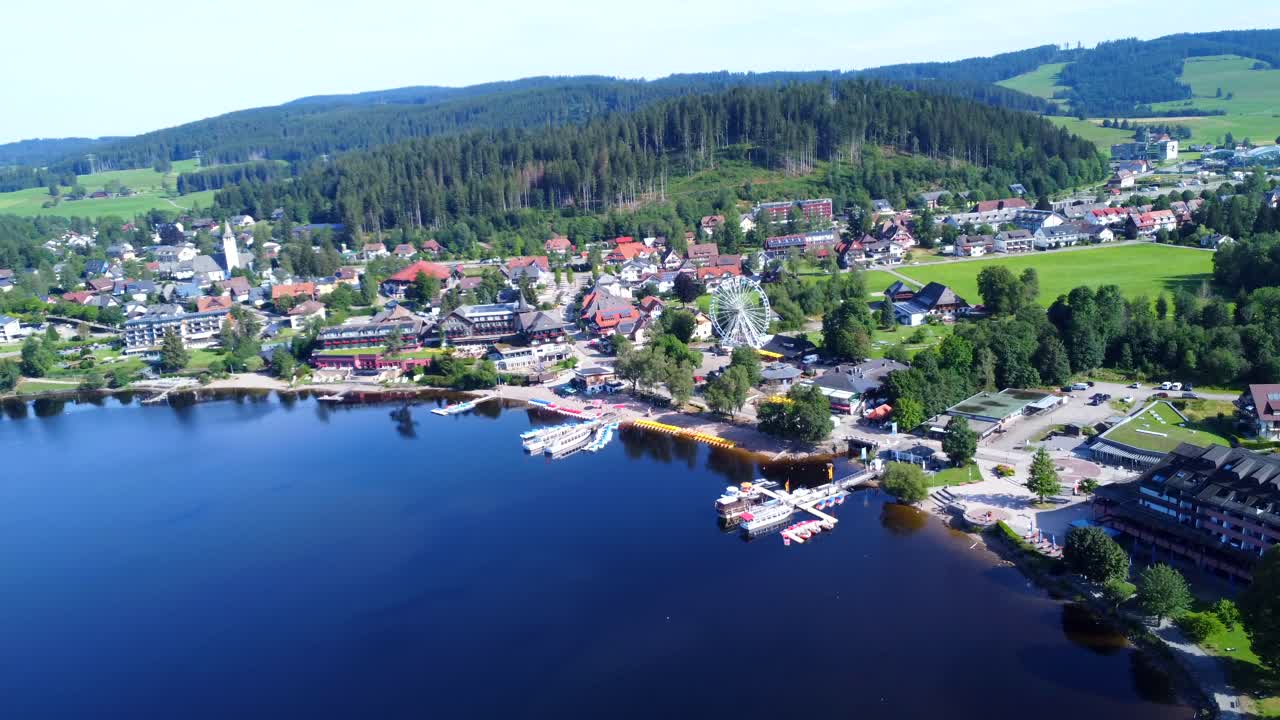 Vista aérea de uma cidade em um lago com uma roda gigante
