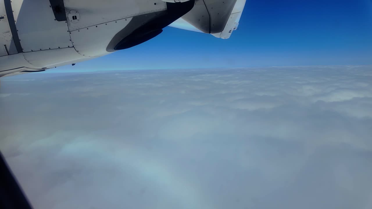 비행기 창문 에서 구름 을 바라보는 멋진 공중 풍경