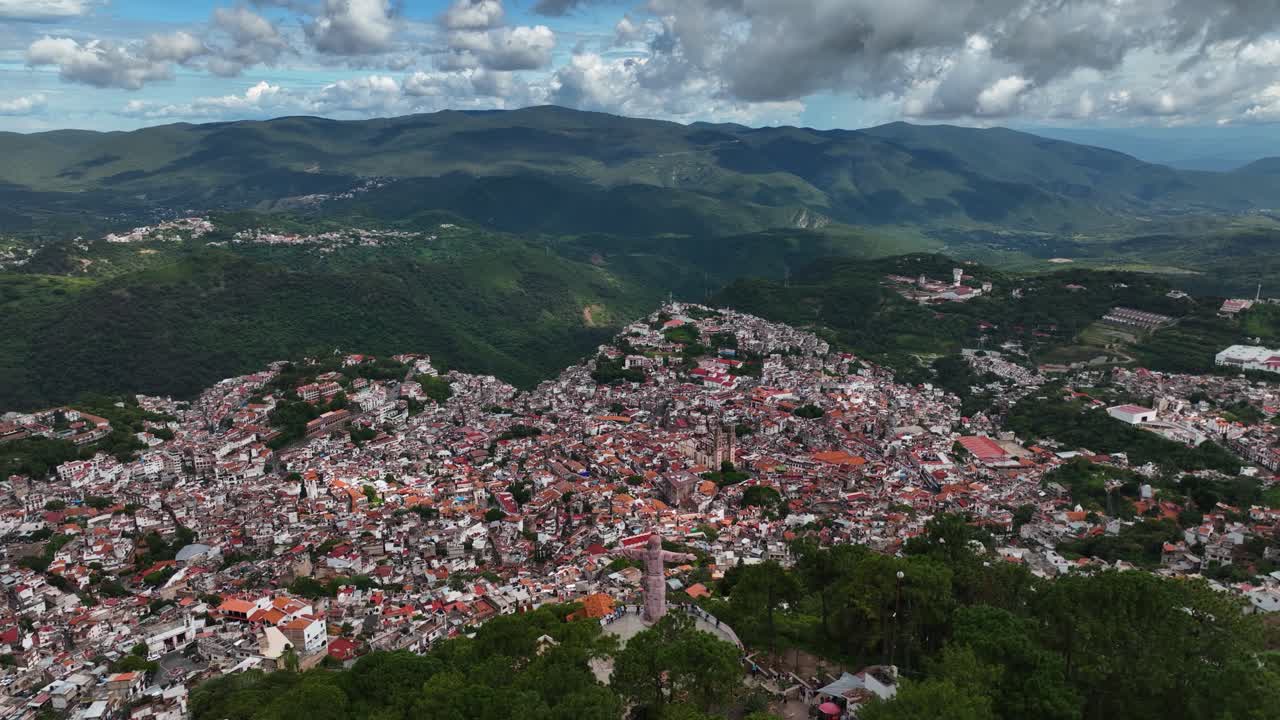 ciudad y la estatua de jesús de taxco guerrero, méxico - rotación, vistas, vista aérea