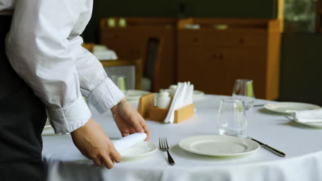 Person-working-in-a-restaurant