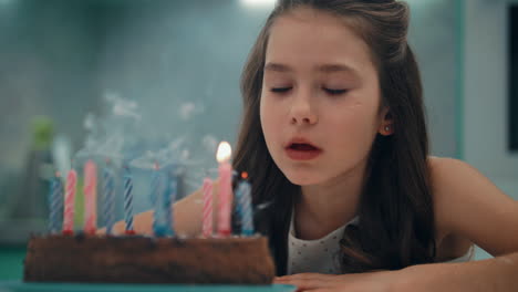 Retrato-De-Una-Chica-Soplando-Velas-En-Cámara-Lenta.-Concepto-De-Feliz-Cumpleaños-Infantil