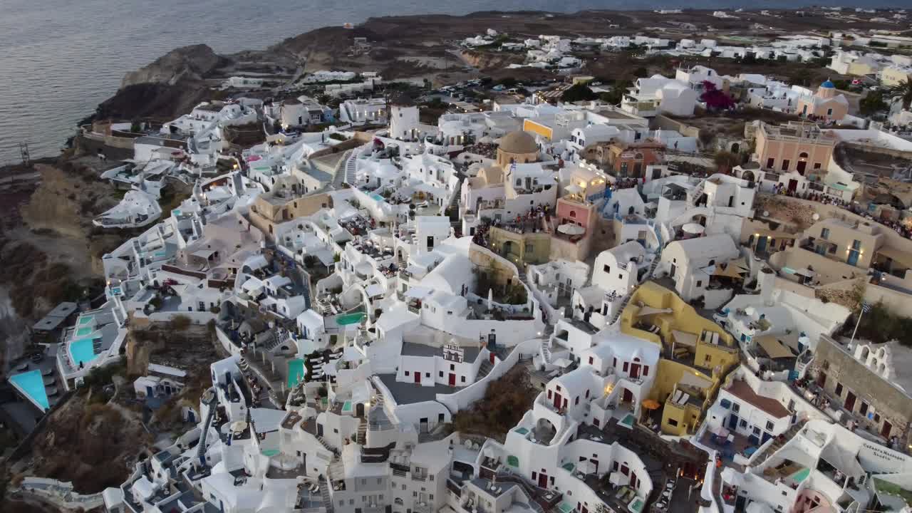 imágenes aéreas de oia, santorini famosas casas blancas y cúpulas azules en el borde del acantilado y la laguna azul