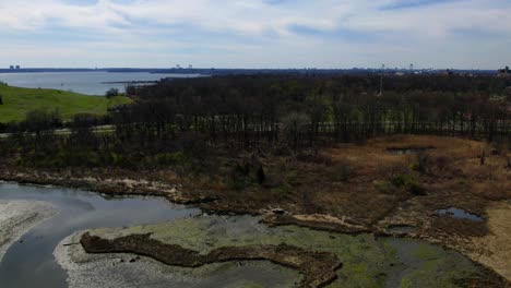 Un-Lapso-De-Tiempo-Aéreo-Del-I95-En-El-Bronx,-Ny-Durante-Un-Hermoso-Y-Soleado-Día