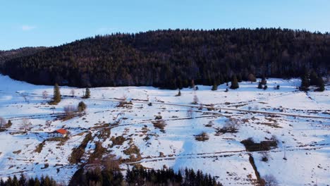 Paisaje-Aéreo-De-Montaña-Invernal-Con-Bosque-Nevado-Y-Hermosa-Luz-De-Puesta-De-Sol-En-Le-Ménil-Vosges-France-4k