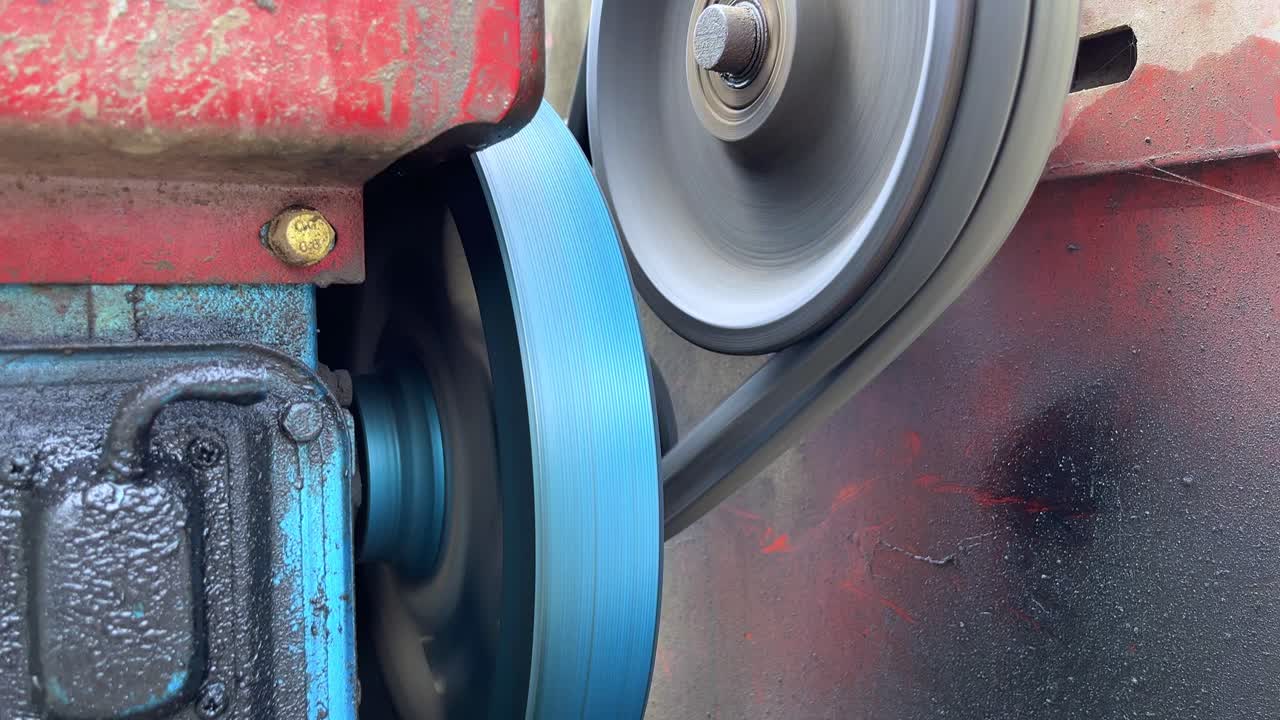 기계에 기름 누출과 함께 회전 엔진 벨트 드라이브의 클로즈업  ⁇