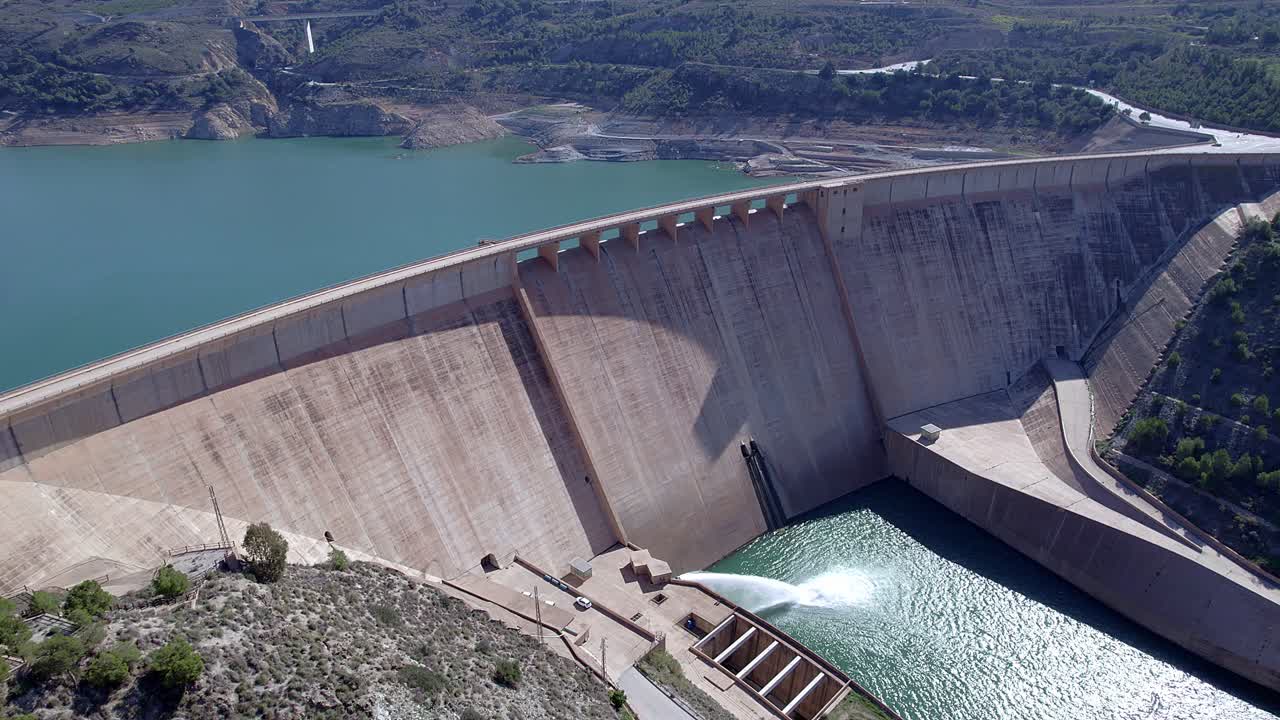 barragem e reservatório de água