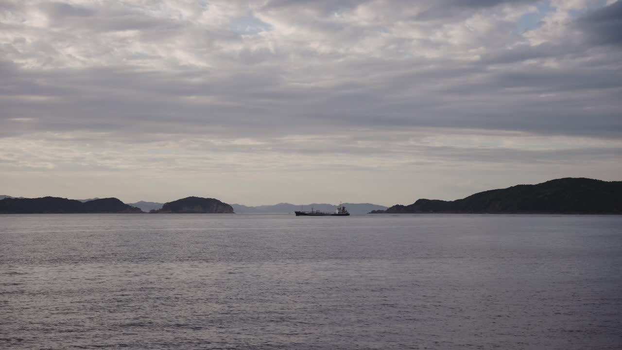 세토 내륙 해에 있는 배, 멀리 있는 아와지 섬과 토모가시마 섬
