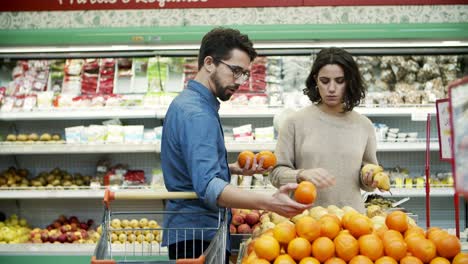 pareja comprando frutas en el supermercado