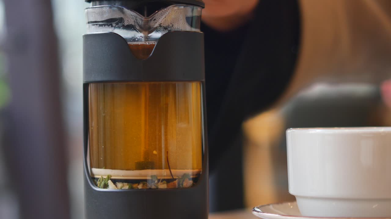 Teapot and cup in a cafe
