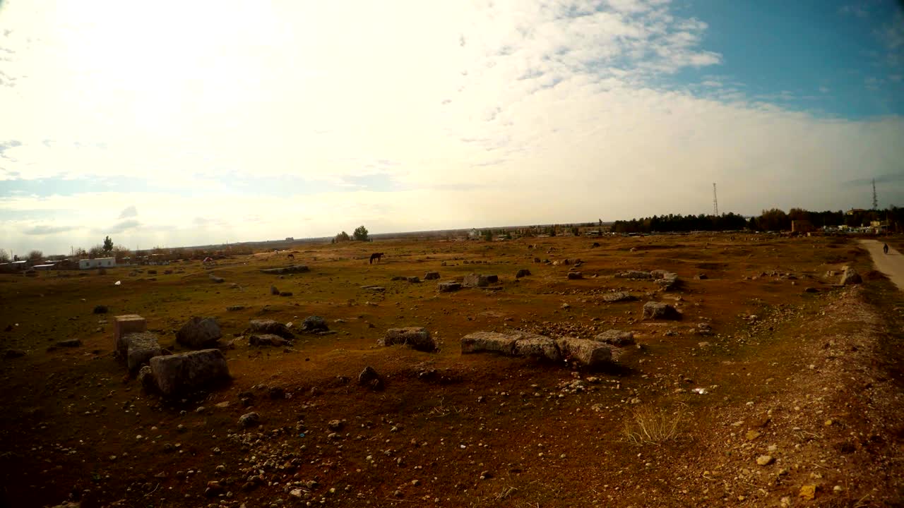 Una terra desolata al posto di un'antica fortezza nel centro della città araba di Harran, Turchia.
